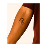 Le « R » gras combiné à une étoile représente l'esprit du rock et de la rébellion. Ce tatouage symbolise la célébrité, l'individualité et l'énergie d'une vraie rock star, parfait pour ceux qui vivent la vie avec passion et créativité.
