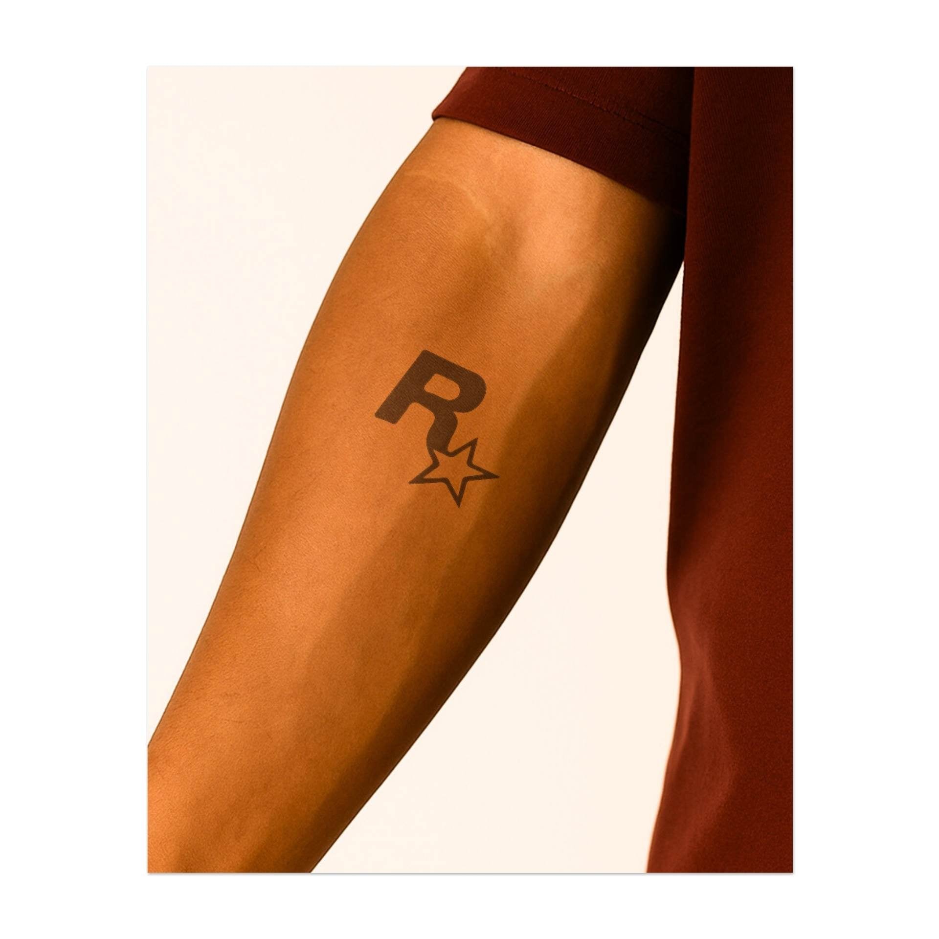 Le « R » gras combiné à une étoile représente l'esprit du rock et de la rébellion. Ce tatouage symbolise la célébrité, l'individualité et l'énergie d'une vraie rock star, parfait pour ceux qui vivent la vie avec passion et créativité.