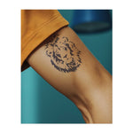 Une tête de lion redoutable avec une crinière détaillée, symbolisant le pouvoir et la royauté. Ce tatouage représente le leadership, la bravoure et la domination, parfait pour ceux qui acceptent leur force et leur nature confiante.