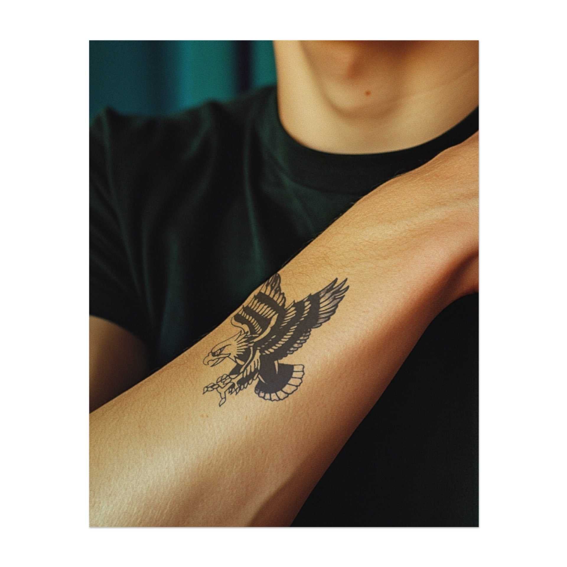 Ein majestätischer Adler im Flug, mit weit ausgebreiteten Flügeln, der Freiheit, Vision und Macht symbolisiert. Dieses Tattoo repräsentiert Entschlossenheit und den Mut, Herausforderungen zu überwinden, ideal für diejenigen, die hoch hinaus wollen im Leben.
