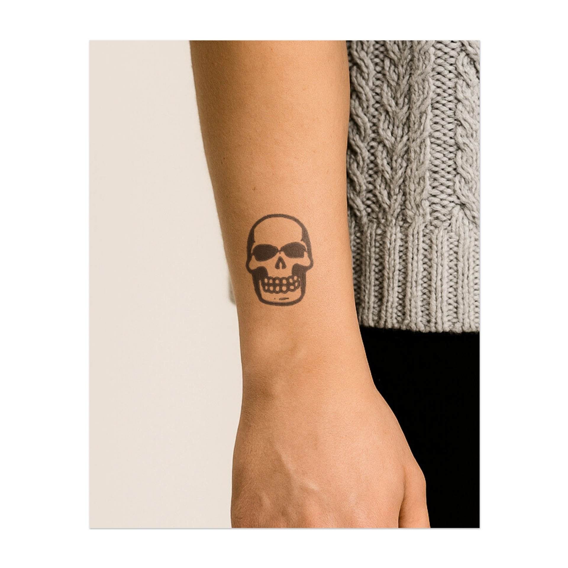 Un grand crâne avec un large sourire, symbolisant l'intrépidité et l'acceptation de la mortalité. Ce tatouage représente le côté le plus sombre de la vie, embrassant à la fois l'inévitable et la puissante force intérieure.