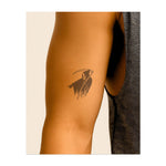 L'emblématique Faucheuse avec une faux, symbolisant la mort, la transition et le cycle de la vie. Ce tatouage représente le passage inévitable du temps, idéal pour ceux qui acceptent sereinement le côté sombre de la vie.
