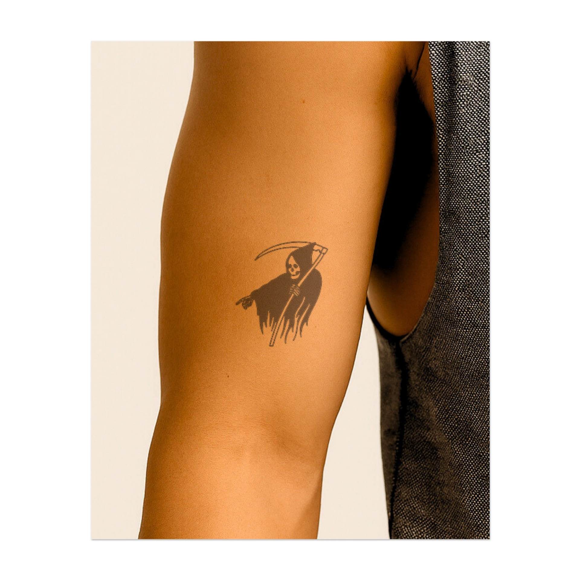 L'emblématique Faucheuse avec une faux, symbolisant la mort, la transition et le cycle de la vie. Ce tatouage représente le passage inévitable du temps, idéal pour ceux qui acceptent sereinement le côté sombre de la vie.
