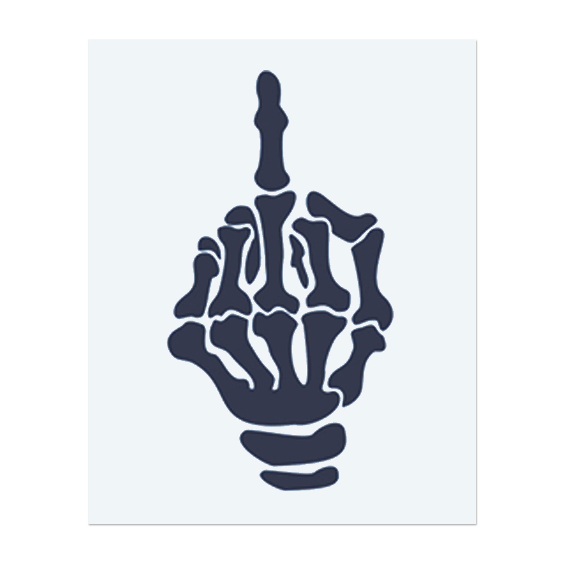 Eine Skelett-Hand, die ein rebellisches Zeichen gibt, symbolisiert Trotz und Individualität. Dieses Tattoo repräsentiert das Leben ohne Entschuldigung, das Umarmen der eigenen Wahrheit und das Zeigen von Stärke im Angesicht von Widrigkeiten.