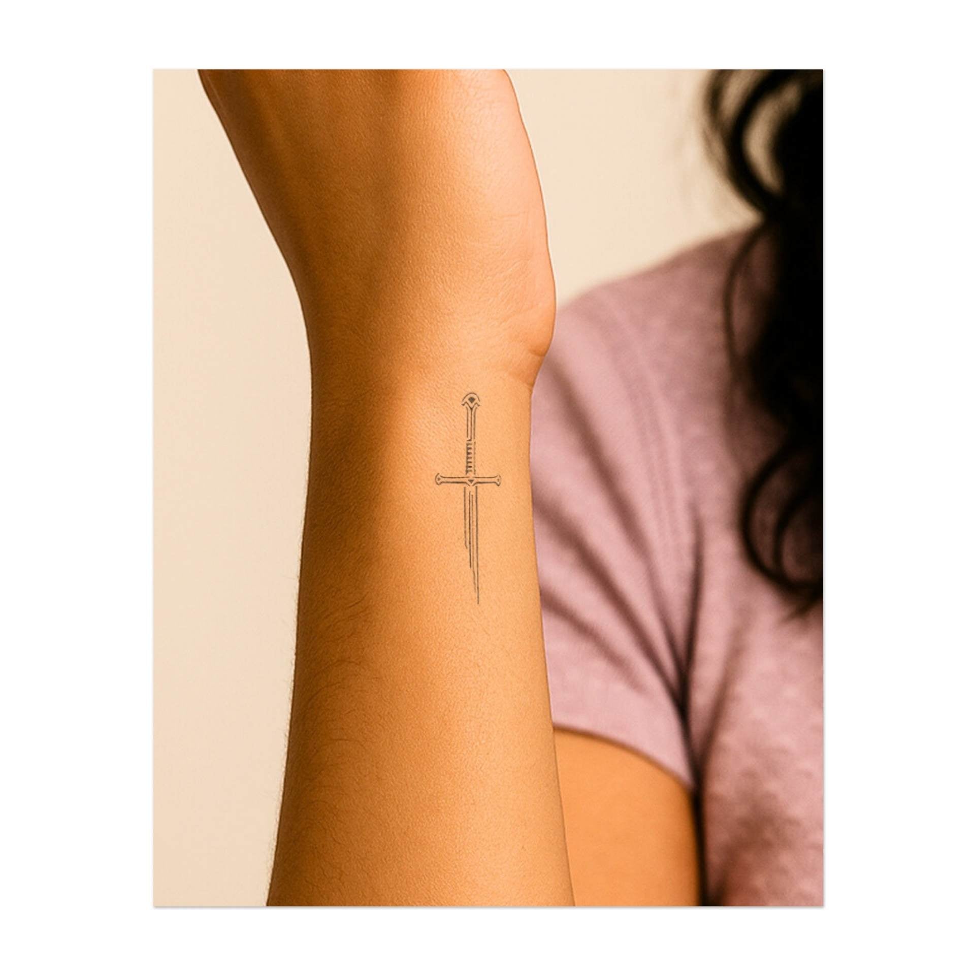Une épée fine et détaillée coupant l'air symbolise le courage, la puissance et l'honneur. Ce tatouage représente le combat pour ce qui est juste, le dépassement des obstacles et l'acceptation de son esprit guerrier.