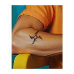 Un shuriken pointu et stylisé en mouvement, symbolisant la précision, la furtivité et l'agilité. Ce tatouage représente l'art de la concentration, de l'action rapide et de la maîtrise, idéal pour ceux qui apprécient la discipline et la stratégie.