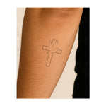 Une colombe volant au-dessus d'une croix, symbolisant la paix, la spiritualité et l'espoir. Ce tatouage représente la foi, la protection divine et le voyage vers la paix intérieure, idéal pour ceux qui embrassent leur spiritualité et le pouvoir de la paix.