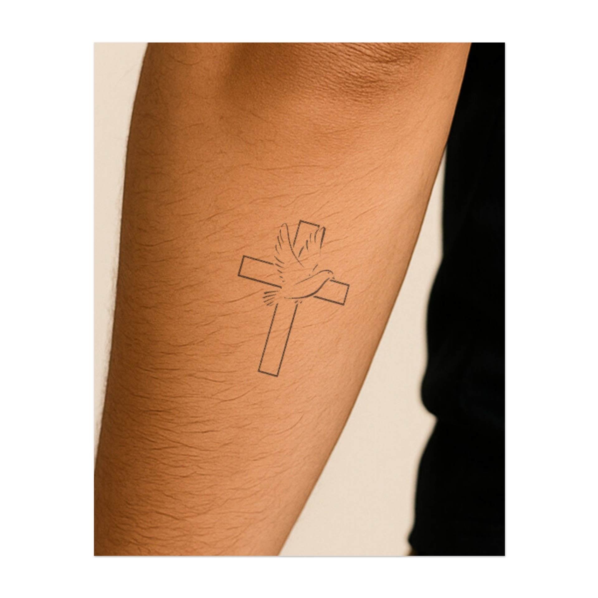 Une colombe volant au-dessus d'une croix, symbolisant la paix, la spiritualité et l'espoir. Ce tatouage représente la foi, la protection divine et le voyage vers la paix intérieure, idéal pour ceux qui embrassent leur spiritualité et le pouvoir de la paix.