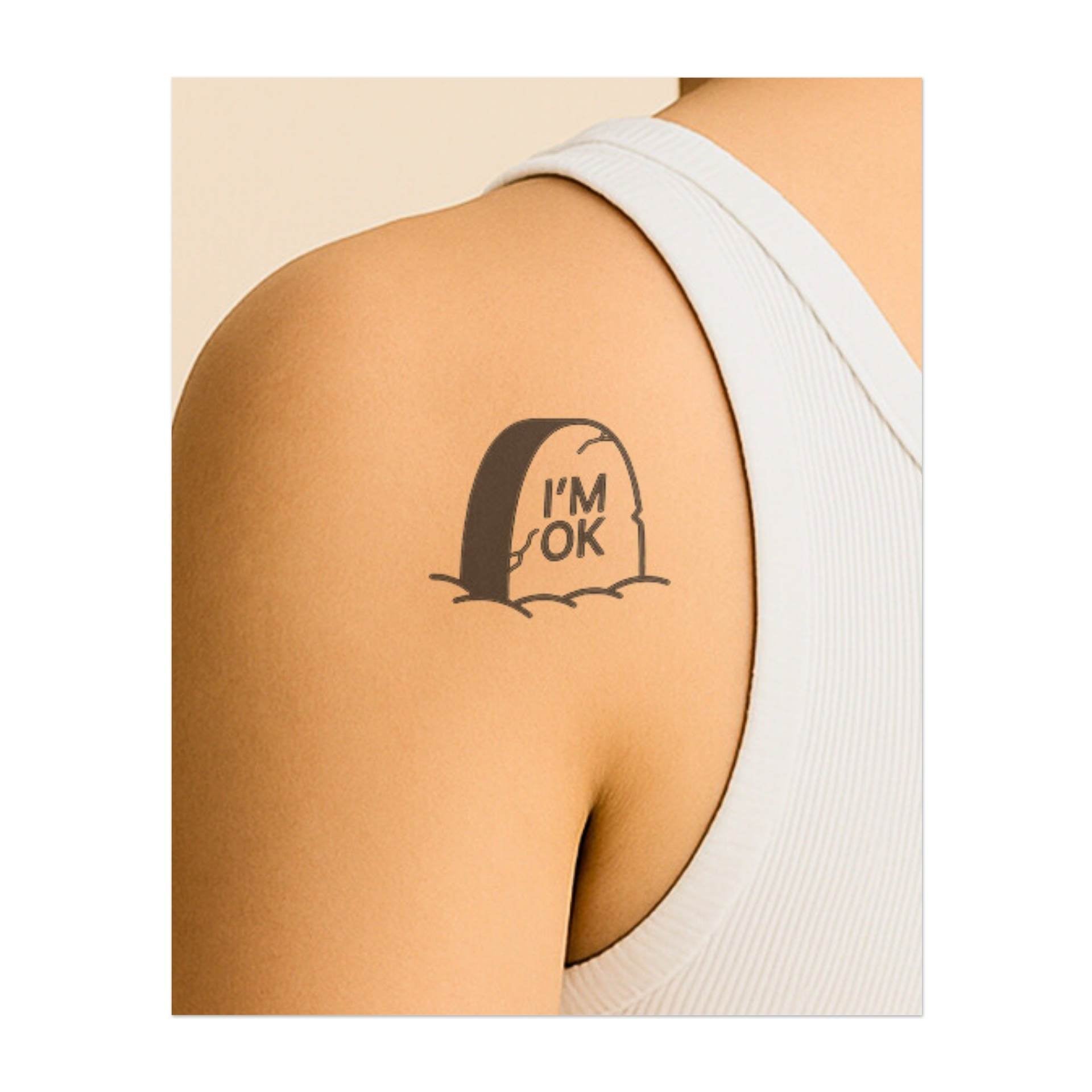 Un tatouage de pierre tombale humoristique gravé avec les mots « JE VAIS BIEN », symbolisant la résilience et le dépassement des difficultés avec une attitude joyeuse. Ce tatouage représente la force de supporter les moments difficiles avec humour et paix intérieure.