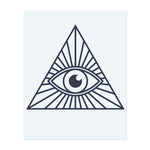 Ein Auge in einem Dreieck, das Lichtstrahlen nach außen ausstrahlt. Dieses Tattoo symbolisiert Weisheit, Bewusstsein und spirituelle Einsicht, ideal für diejenigen, die tiefere Erkenntnis und Erleuchtung suchen.