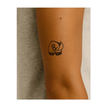 Une empreinte de main imprimée sur une pose abstraite et incurvée. Ce tatouage symbolise l'intimité, la connexion et le fait de laisser une trace.