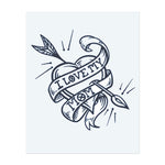 Ein Herz, das von einem Pfeil durchbohrt wird, mit einem Banner, das "I LOVE MY MOM" zeigt. Dieses Tattoo symbolisiert die starke Bindung zwischen Mutter und Kind.