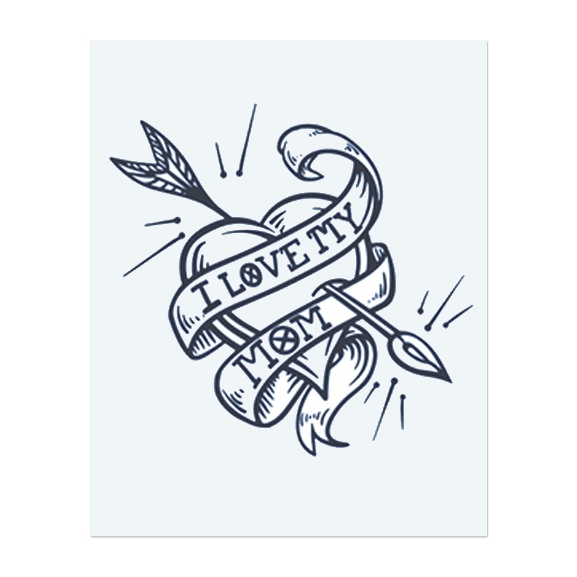 Ein Herz, das von einem Pfeil durchbohrt wird, mit einem Banner, das "I LOVE MY MOM" zeigt. Dieses Tattoo symbolisiert die starke Bindung zwischen Mutter und Kind.