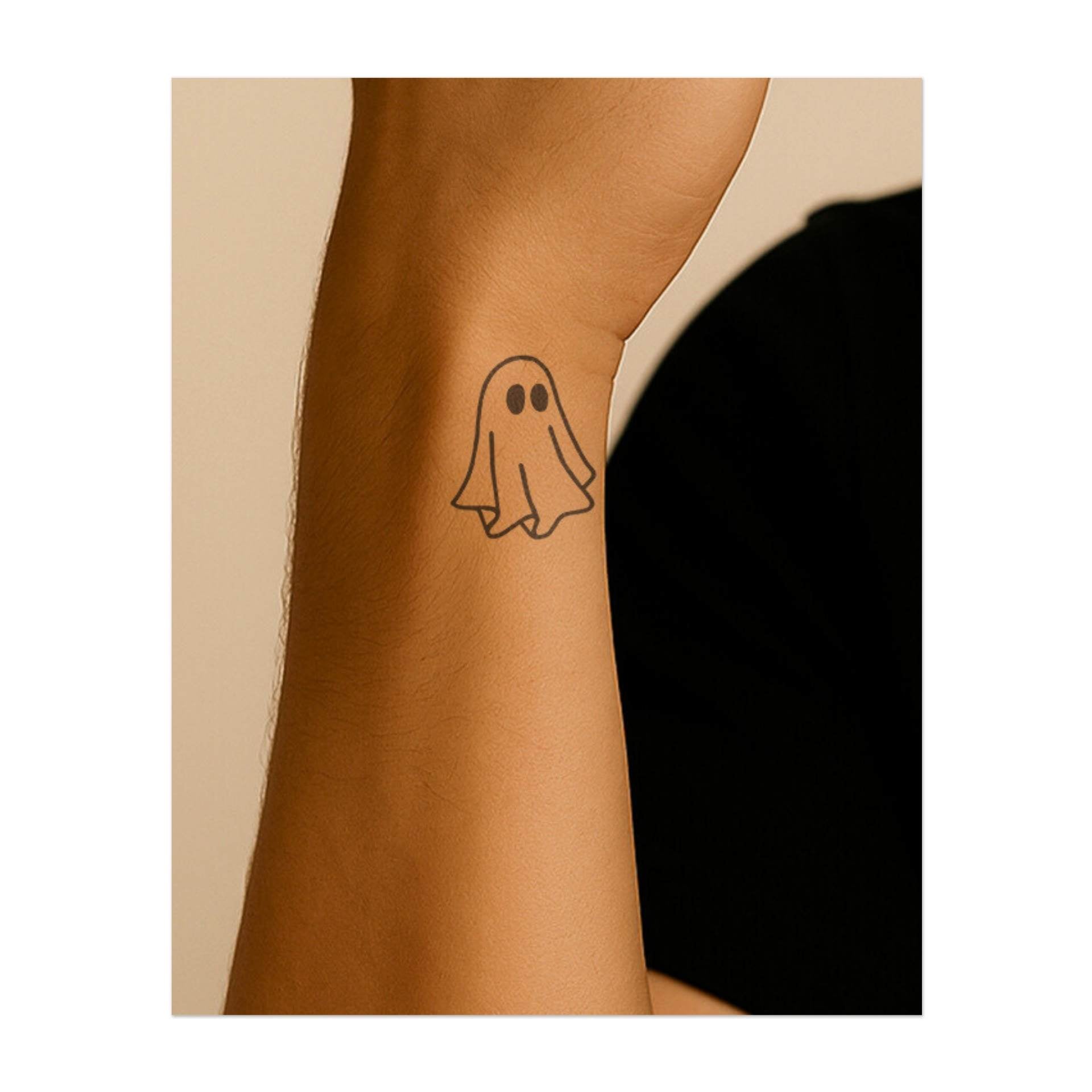 Un fantôme ludique et simple avec de grands yeux qui plane dans les airs. Ce tatouage symbolise le secret, le plaisir et une vision humoristique du surnaturel. </p> </body>