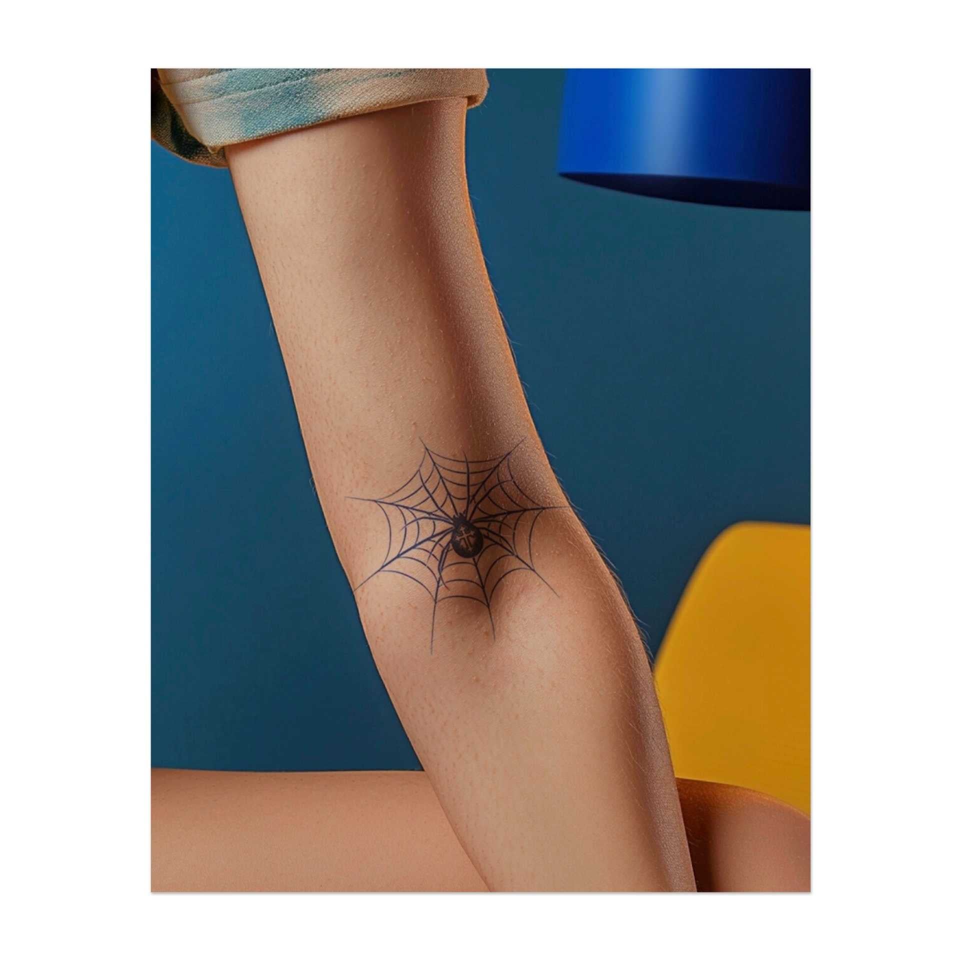 Eine zarte Spinne, die ihr Netz spinnt, wobei jeder Faden mit dem anderen verbunden ist. Dieses minimalistische Tattoo zeigt die Schönheit des natürlichen Designs.