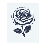 Eine einzelne Rose, die sich in perfekter Symmetrie entfaltet. Dieses elegante Tattoo fängt die Schönheit der romantischsten Blume der Natur ein.