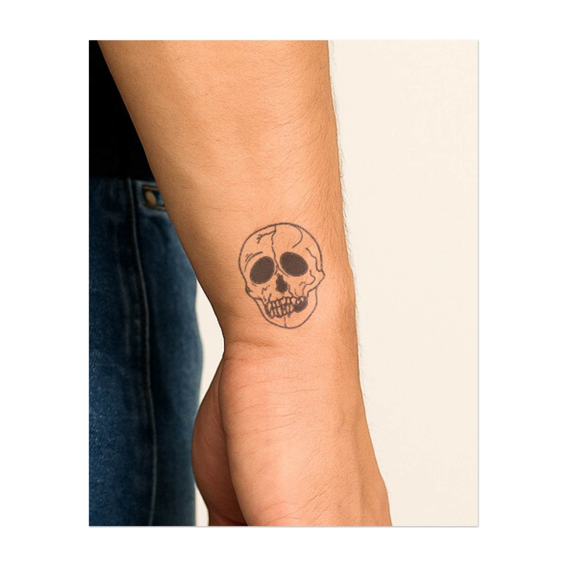 Un crâne classique avec des caractéristiques de base. Il représente la mortalité ou un symbole de rébellion. Un design simple et emblématique.