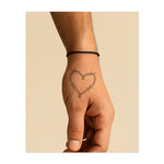 Un cœur formé de treillis métallique. Il représente l’amour douloureux, protégé ou résilient. Un design saisissant et symbolique avec une signification complexe.