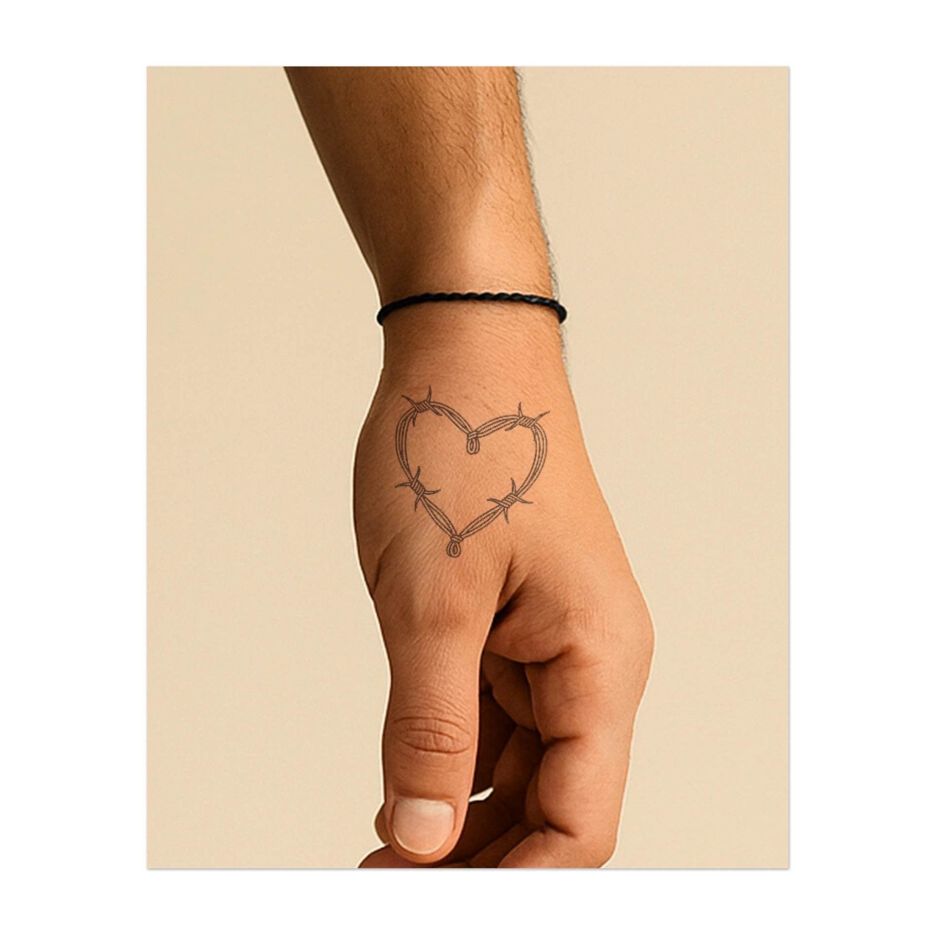Un cœur formé de treillis métallique. Il représente l’amour douloureux, protégé ou résilient. Un design saisissant et symbolique avec une signification complexe.