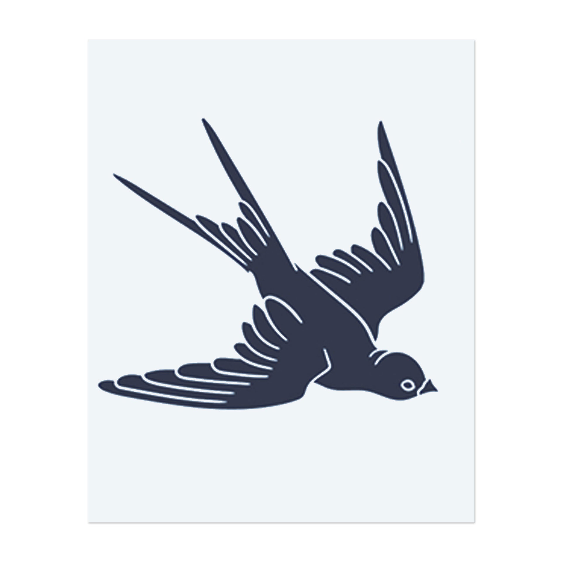 Eine stilisierte Schwalbe im Flug. Sie repräsentiert Freiheit, Reisen oder ein Symbol der Hoffnung und Rückkehr. Ein klassisches Tattoo-Design mit tiefem Symbolismus.