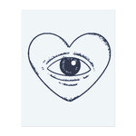 Ein Herz mit einem Auge in der Mitte. Es repräsentiert Liebe, Wahrnehmung oder ein wachendes Herz. Ein einzigartiges und symbolisches Design mit einer Mischung aus klassischen und surrealen Elementen.