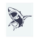 Un requin avec la bouche grande ouverte, les dents visibles. Il symbolise le pouvoir, la sauvagerie ou une connexion avec l'océan.