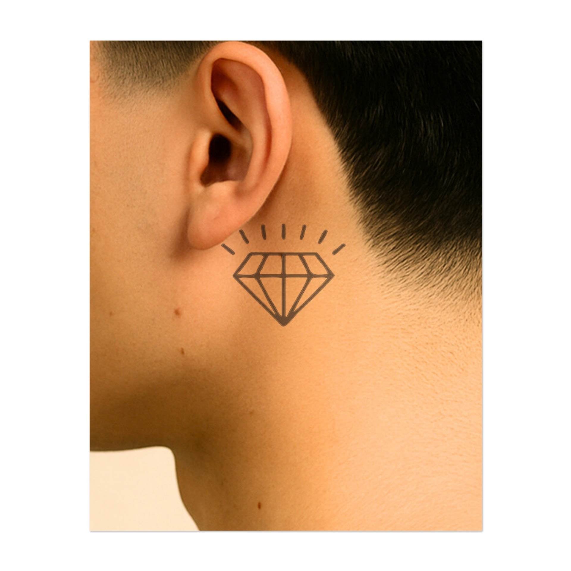 Un simple diamant avec des lignes rayonnantes au-dessus. Il représente la brillance, la valeur ou un symbole de clarté.