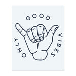 Ein "Shaka"-Handzeichen mit den Worten "Good Vibes Only" darum. Es symbolisiert Positivität, Entspannung oder eine entspannte Haltung.