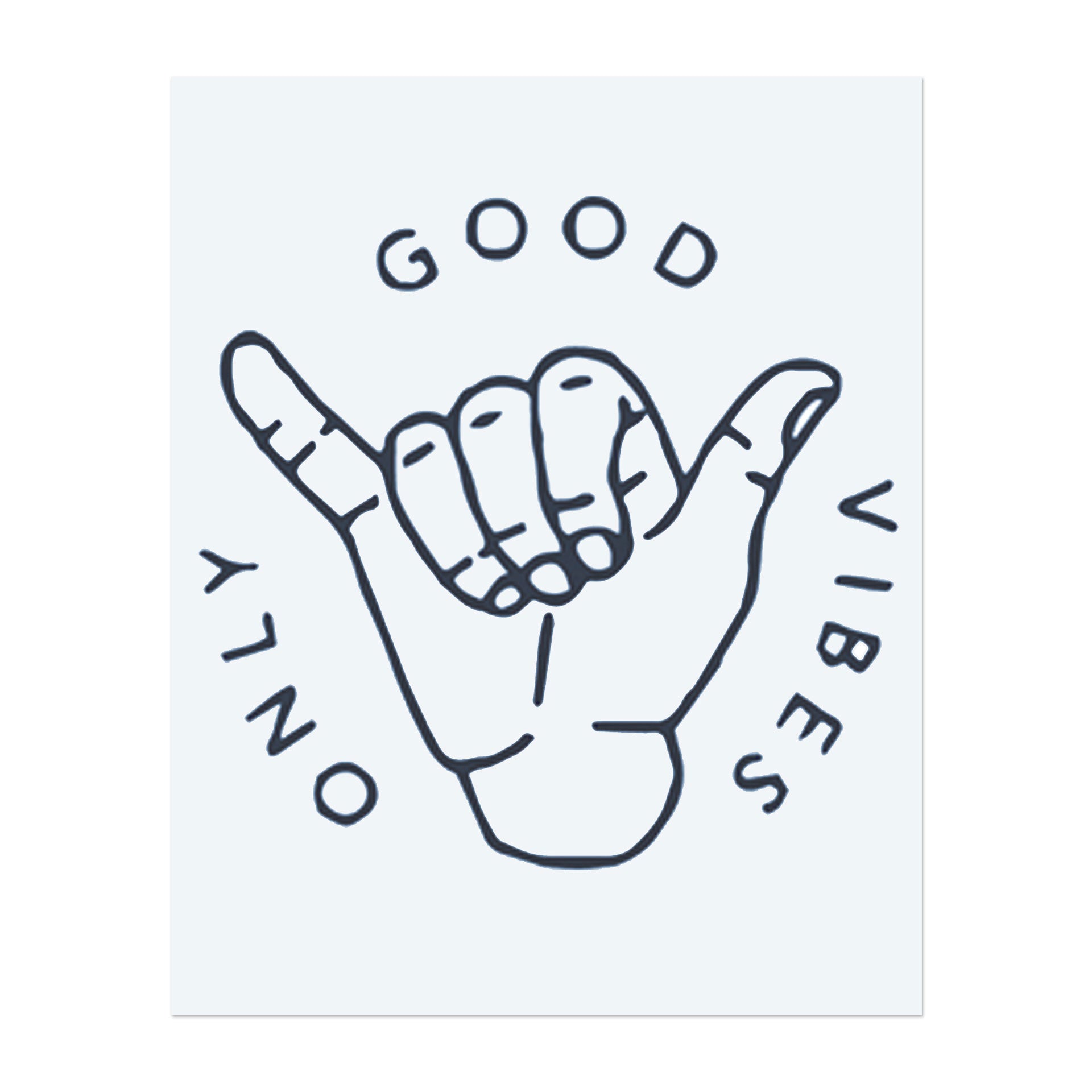Ein "Shaka"-Handzeichen mit den Worten "Good Vibes Only" darum. Es symbolisiert Positivität, Entspannung oder eine entspannte Haltung.