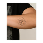 Un signe de la main « Shaka » avec les mots « Good Vibes Only » autour. Il symbolise la positivité, la détente ou une attitude détendue.